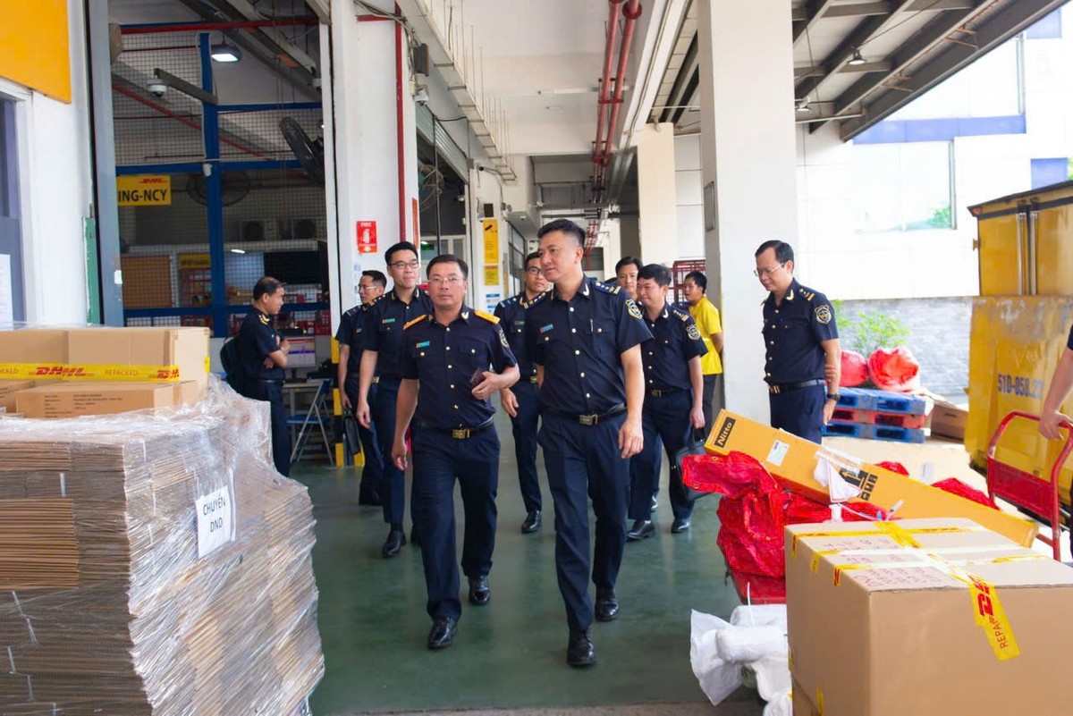 Ngày 10/7/2025, Phó cục trưởng Cục Hải quan Trần Đức Hùng trực tiếp thăm và làm việc với Hải quan chuyển phát nhanh thuộc Chi cục Hải quan khu vực II để kịp thời nắm tình hình, quán triệt và đôn đốc các đơn vị chuyên môn thực hiện các nội dung theo kế hoạch.