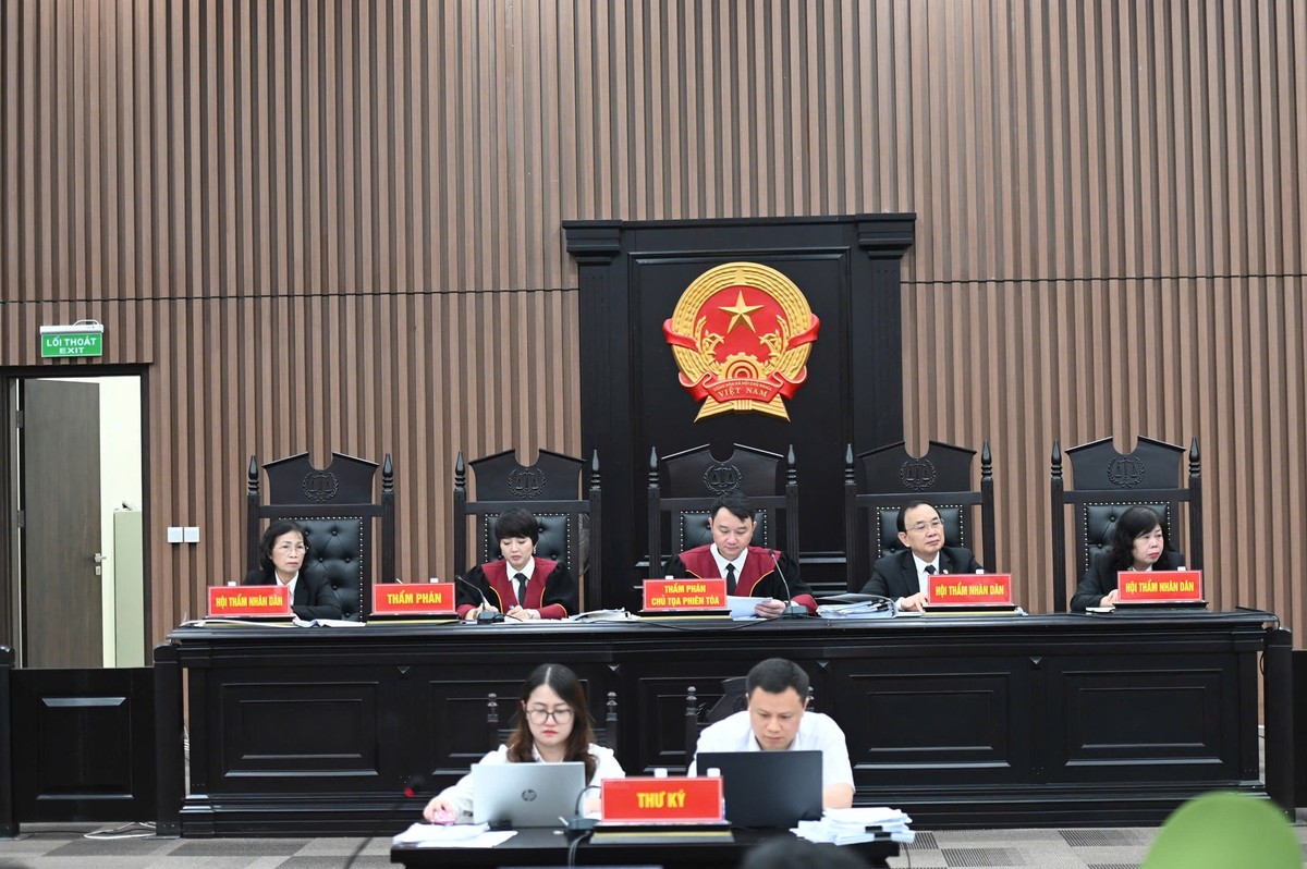 Hội đồng xét xử sơ thẩm vụ án xảy ra tại Tập đoàn Phúc Sơn và các đơn vị, địa phương liên quan.