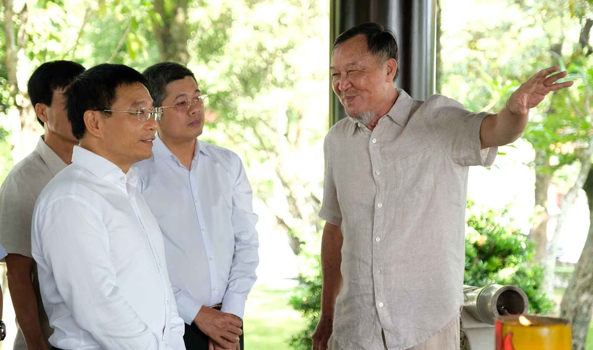 Bộ trưởng Bộ Tài chính Nguyễn Văn Thắng trò chuyện cùng ông Phan Minh Hoàn, con trai của cố Thủ tướng Phan Văn Khải ( bên phải). Bộ trưởng Bộ Tài chính Nguyễn Văn Thắng trò chuyện cùng ông Phan Minh Hoàn, con trai của cố Thủ tướng Phan Văn Khải ( bên phải).