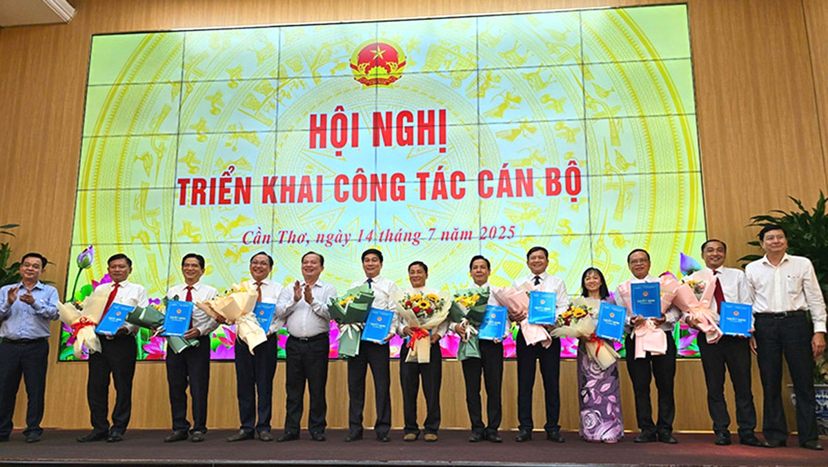 Lãnh đạo UBND TP. Cần Thơ trao quyết định cho lãnh đạo Ban Quản lý các khu chế xuất và công nghiệp Cần Thơ.