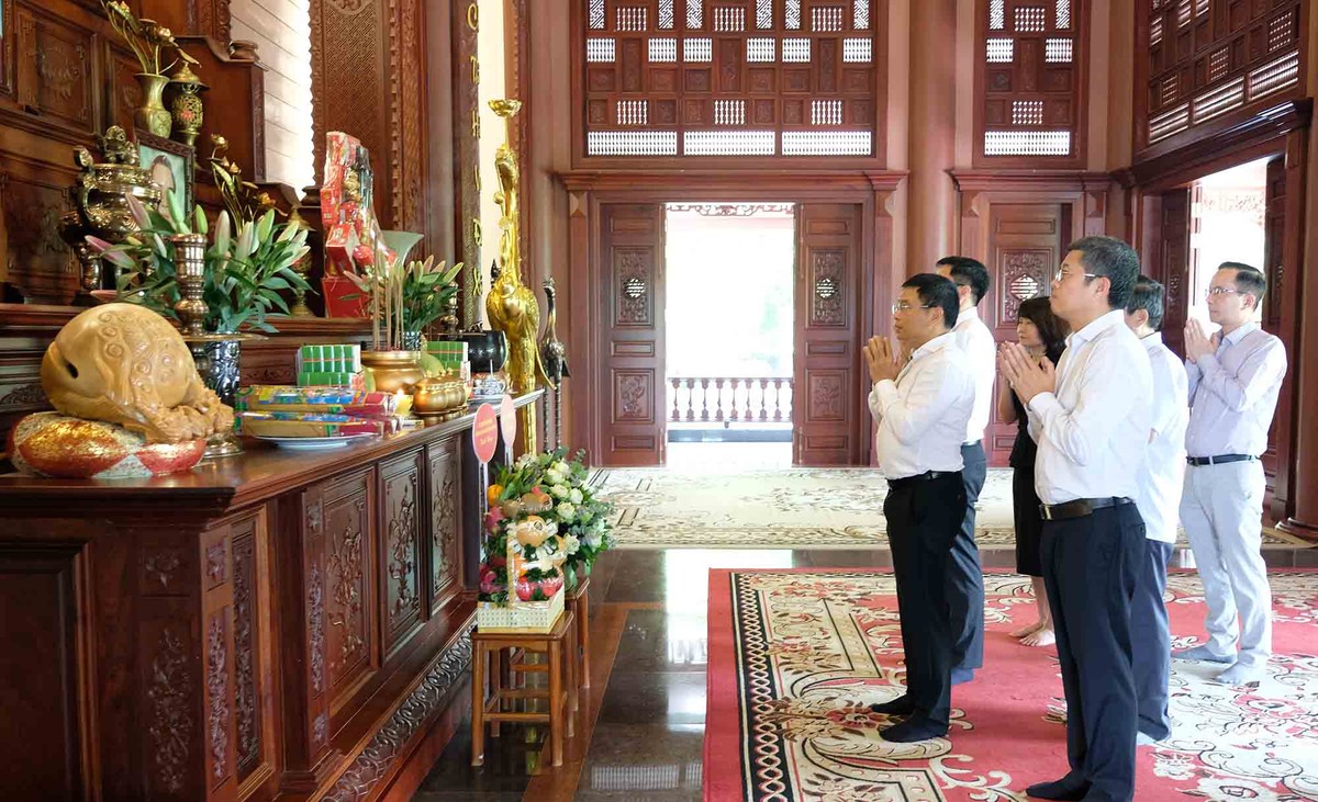 Đoàn Bộ Tài chính do Bộ trưởng Nguyễn Văn Thắng dẫn đầu đã đến dâng hương tưởng niệm cố Thủ tướng Phan Văn Khải. Đoàn Bộ Tài chính do Bộ trưởng Nguyễn Văn Thắng dẫn đầu đã đến dâng hương tưởng niệm cố Thủ tướng Phan Văn Khải.