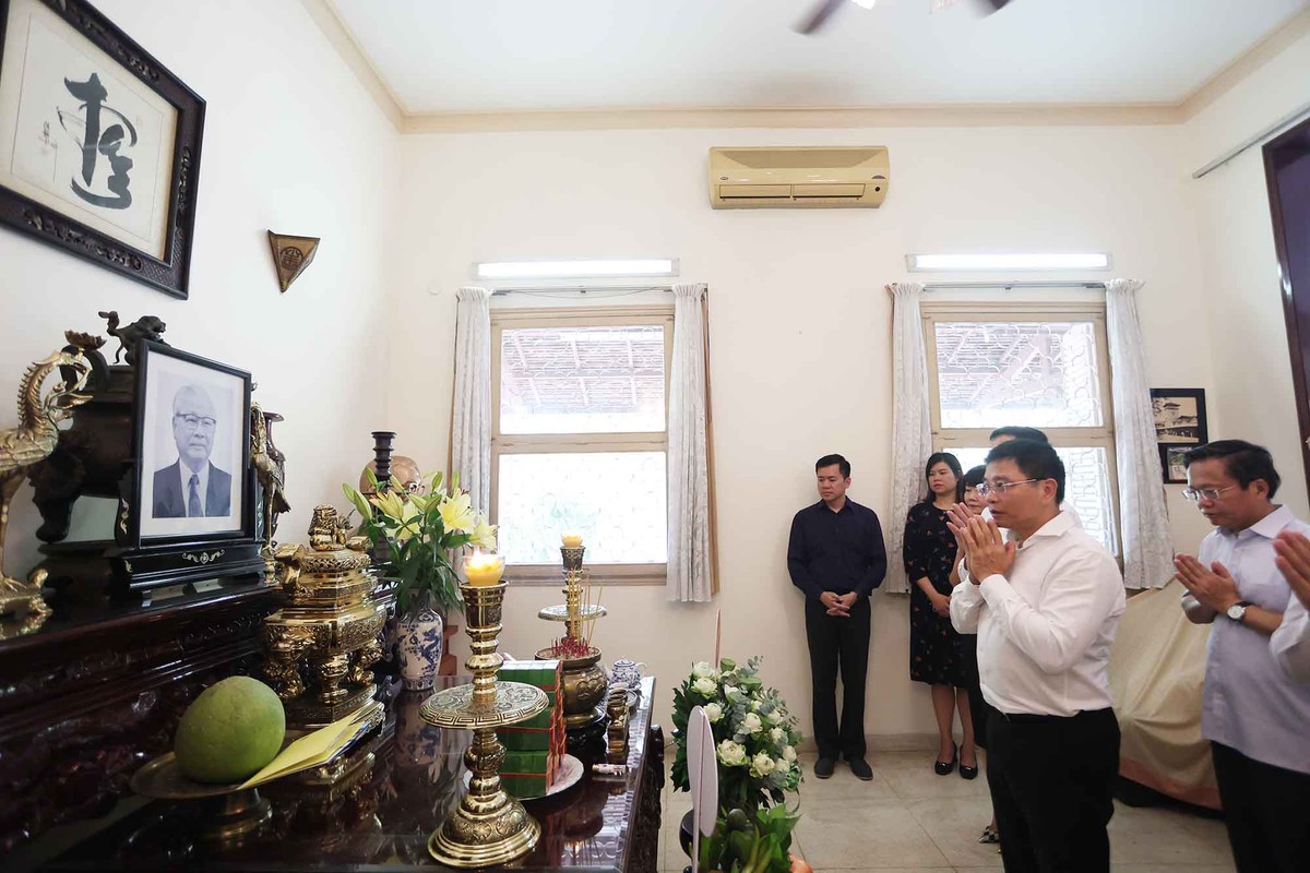 Bộ trưởng Nguyễn Văn Thắng cùng đoàn bày tỏ lòng kính trọng cố Thủ tướng Võ Văn Kiệt. Bộ trưởng Nguyễn Văn Thắng cùng đoàn bày tỏ lòng kính trọng cố Thủ tướng Võ Văn Kiệt.