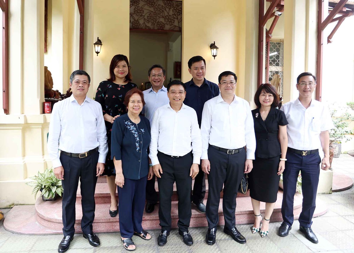 Đoàn Bộ Tài chính do Bộ trưởng Nguyễn Văn Thắng (thứ ba, từ trái sang) dẫn đầu chụp ảnh kỷ niệm cùng thân nhân của cố Thủ tướng Võ Văn Kiệt. Đoàn Bộ Tài chính do Bộ trưởng Nguyễn Văn Thắng (thứ ba, từ trái sang) dẫn đầu chụp ảnh kỷ niệm cùng thân nhân của cố Thủ tướng Võ Văn Kiệt.