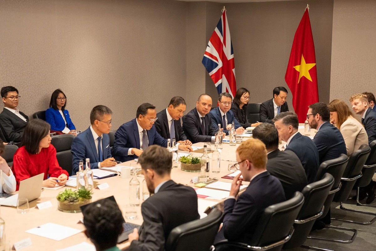 Thứ trưởng Công thương Nguyễn Hoàng Long dự khóa họp lần thứ 3 Ủy ban thương mại Hiệp định UKVFTA tại London.