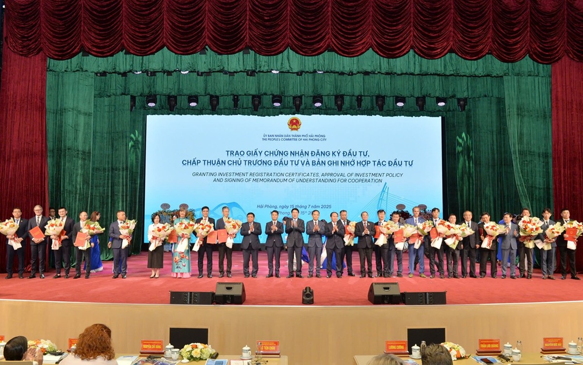 Chủ tịch nước cùng lãnh đạo Chính phủ, bộ, ngành trao giấy chứng nhận cho các nhà đầu tư.