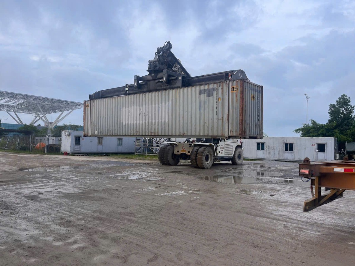 Công ty cổ phần Xuất nhập khẩu quốc tế Đại Dương thực hiện bốc xếp hàng hóa tại khu vực Cửa khẩu Bắc Luân 2. Công ty cổ phần Xuất nhập khẩu quốc tế Đại Dương thực hiện bốc xếp hàng hóa tại khu vực Cửa khẩu Bắc Luân 2.