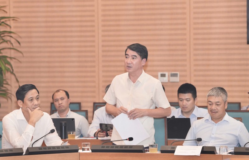 Giám đốc Sở Tài chính Hà Nội Nguyễn Xuân Lưu báo cáo tại cuộc họp.