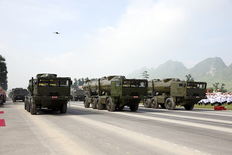 Khối xe tên lửa bờ của Hải quân nhân dân Việt Nam mang theo tên lửa có tầm bắn xa.