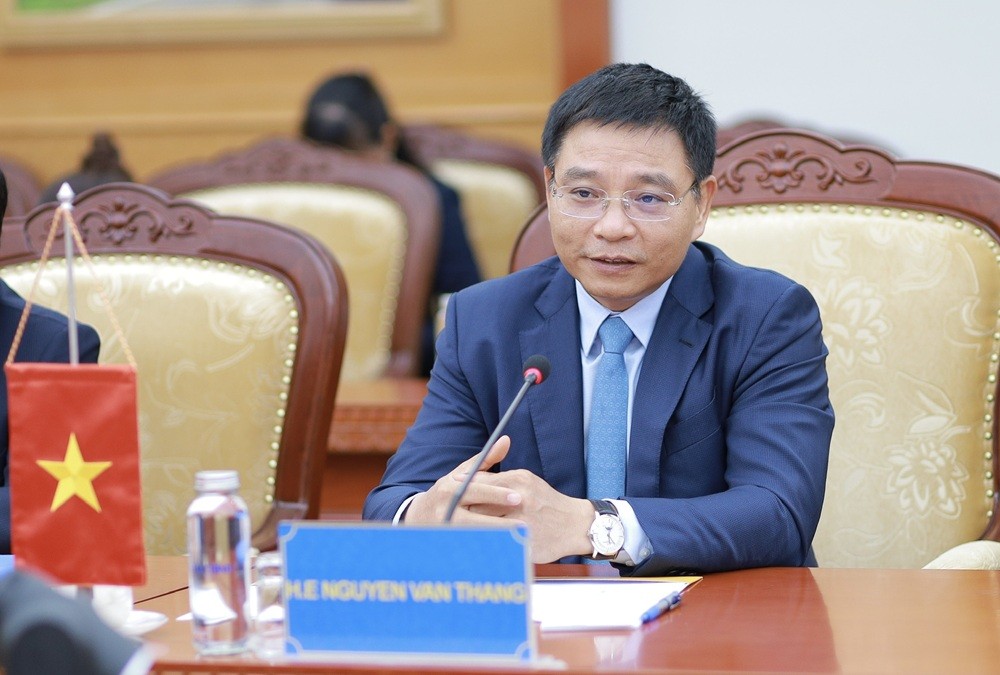 Bộ trưởng Bộ Tài chính Nguyễn Văn Thắng trao đổi tại buổi tiếp. Ảnh: Mạnh Tuấn.