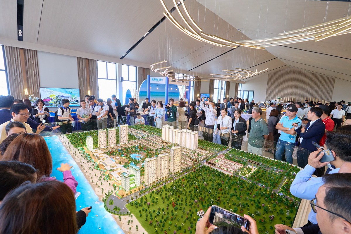 Khách hàng tham quan, trải nghiệm sa bàn Blanca City