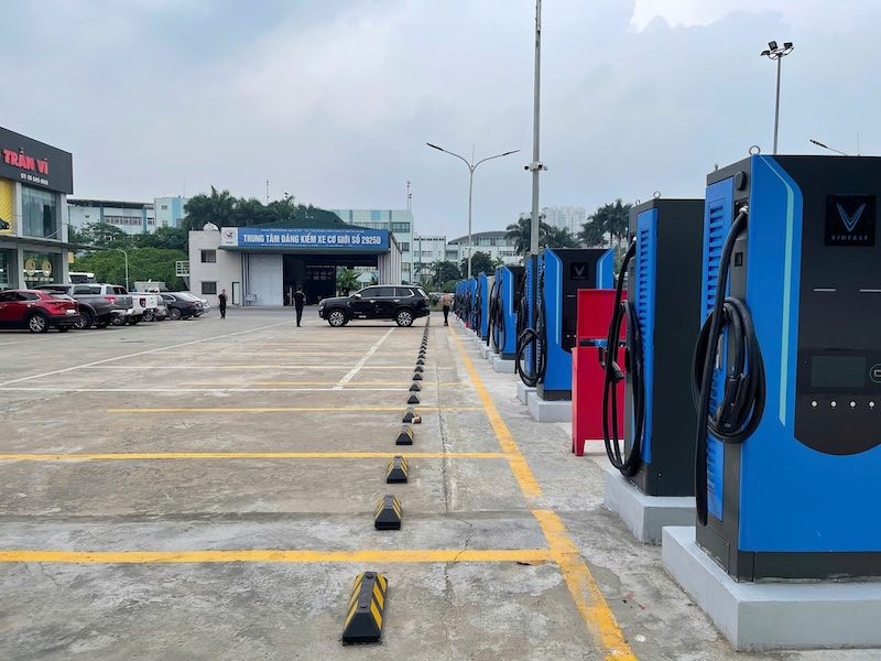 Trạm sạc xe điện VinFast tại Trần Vỹ, Hà Nội. (Ảnh: St).