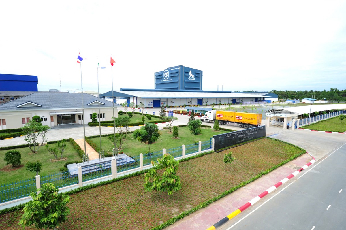 Nhà máy sản xuất thức ăn thủy sản C.P Bến Tre.