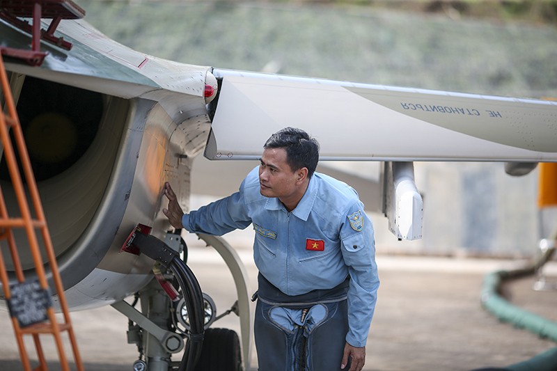 Thượng tá Hà Đăng Lượng kiểm tra máy bay Yak-130 trước khi cùng đồng đội thực hiện chuyến bay luyện tập buổi sáng.