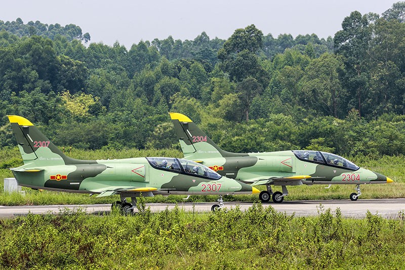 Từng biên đội hai chiếc Yak-130 lần lượt cất cánh trong bài luyện tập cuối tháng 7.