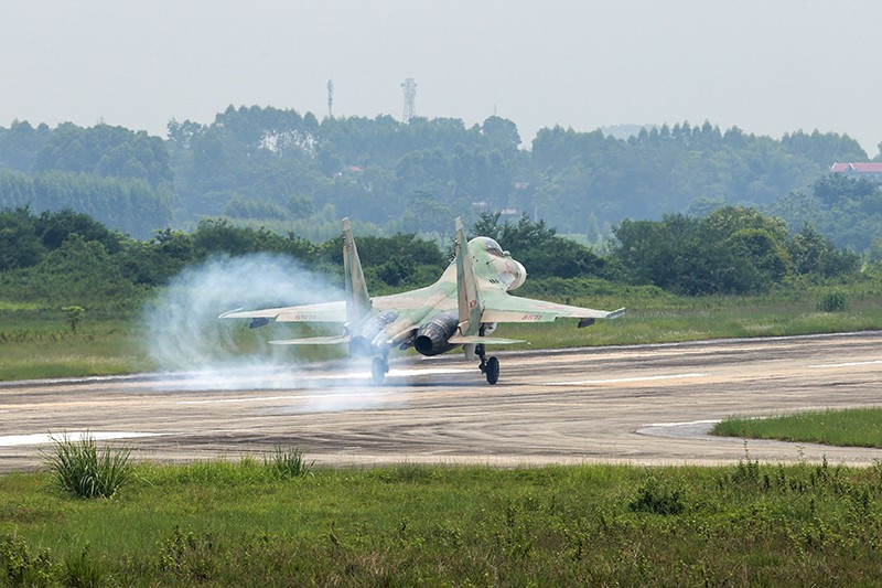 Sau khoảng 30 phút tập luyện, phi công điều khiển tiêm kích SU-30MK2 hạ cánh xuống đường băng, trở lại nơi xuất phát, chuẩn bị cho bài bay kế tiếp.