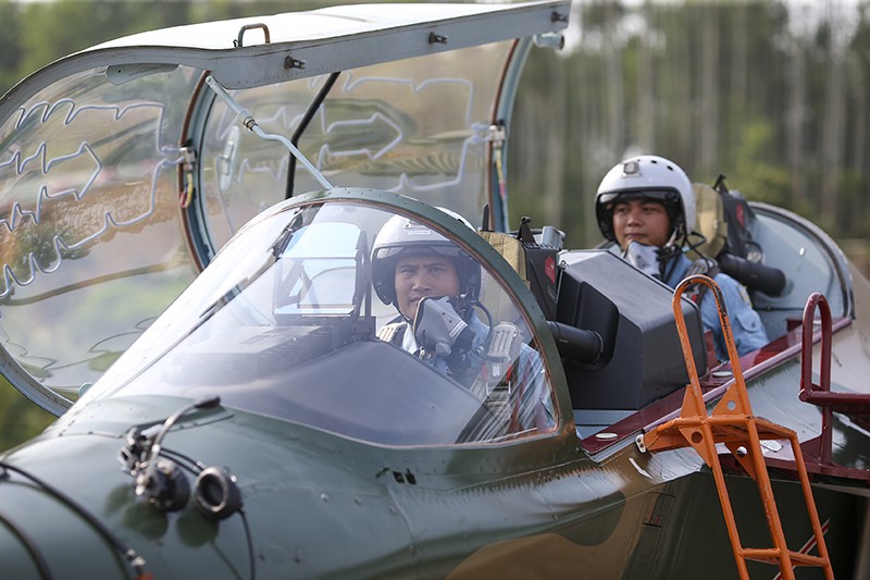 Thượng tá Hà Đăng Lượng, Phó Chính ủy Trung đoàn 940 (trước) và Thượng úy Nguyễn Văn Tâm, Giảng viên bay, Phi đội 1 Trung đoàn 940 (sau) trên chiếc Yak-130 trước giờ bay.