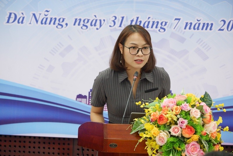 Bà Laura Nguyễn, Giám đốc Quỹ đầu tư GenAI Fund chia sẻ về ứng dụng AI tại hội nghị tập huấn.
