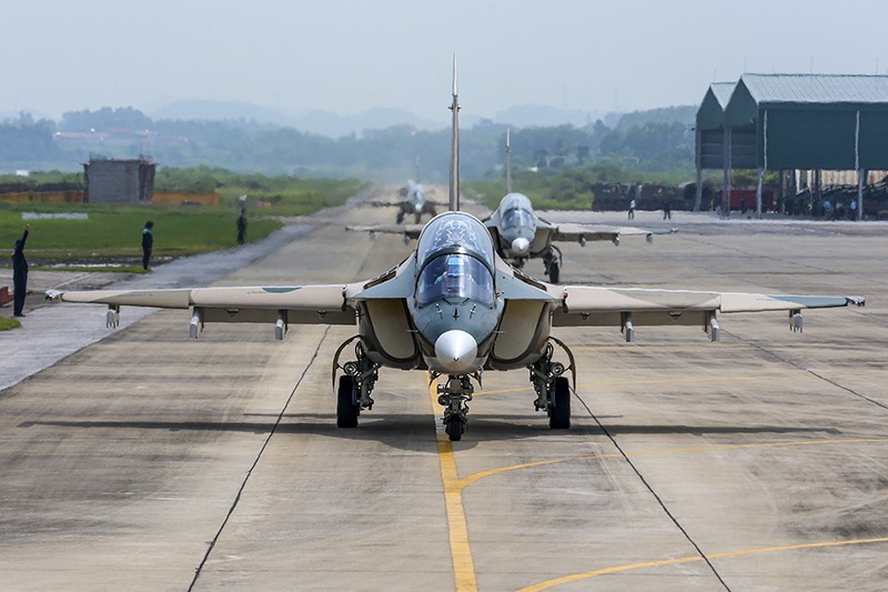 Tại nhiệm vụ A80, 6 chiếc máy bay Yak -130 tham gia. Chia sẻ với phóng viên, các phi công cho biết để thực hiện bay đội hình lớn hơn trong điều kiện thời tiết, không phận đặc thù của TP. Hà Nội cần sự phối hợp chặt chẽ của các lực lượng cả trên không và dưới đất.