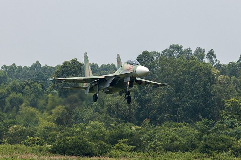 Những chiếc SU-30MK2 trang bị hai động cơ phản lực AL-31 cực khoẻ nên dù có trọng lượng lớn, Su-30MK2 vẫn có thể thực hiện nhiều thao tác bay phức tạp.