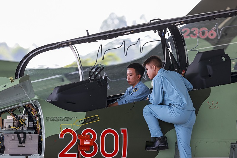 Từ sáng sớm, tại sân bay Kép, cán bộ, kỹ thuật viên thuộc các tổ kỹ thuật máy bay L-39NG đã khẩn trương làm công tác kiểm tra, hiệu chỉnh tham số kỹ thuật khí tài.