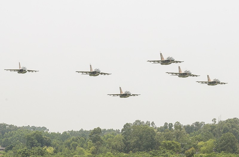 Đội hình bay của Yak 130 thuộc Trung đoàn 940, Trường Sĩ quan Không quân đã cơ động tám chiếc Yak‑130 từ sân bay Phù Cát (tỉnh Gia Lai) về sân bay Kép để chuẩn bị cho nhiệm vụ luyện tập và tham gia trình diễn từ ngày 24/7.