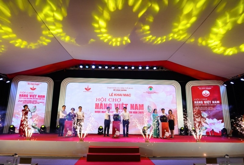 Các đại biểu bấm nút khai mạc Hội chợ. Ảnh: Hồ Hạ.