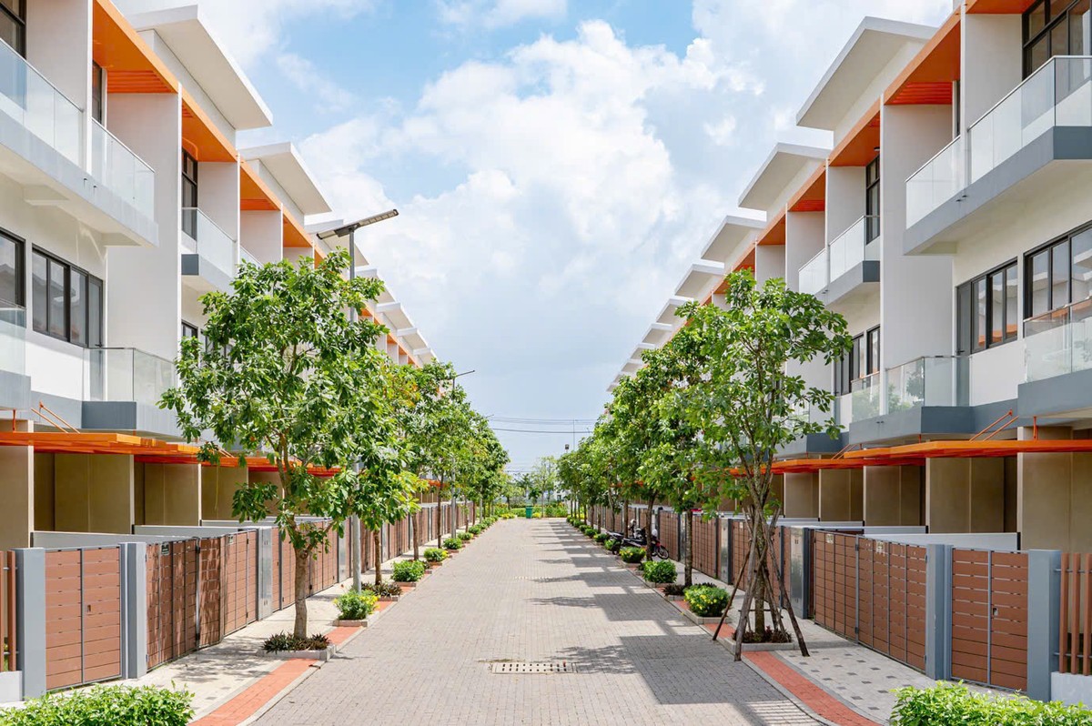 Gạch tự chèn - vật liệu chuyên dụng trong công trình sân bay Changi, quảng trường Berlin - được lát đường nội khu dự án Elite Life