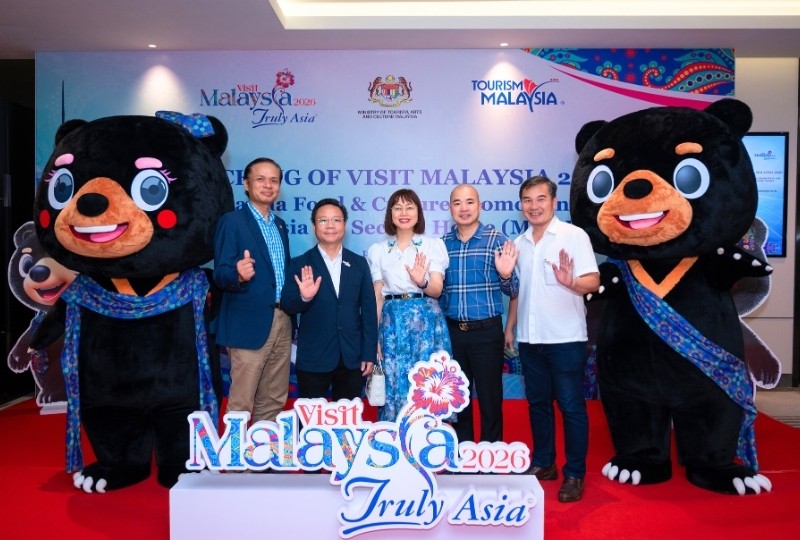 Các đại biểu chụp hình lưu niệm với logo và những chú gấu mặt trời Malaya - Wira & Manja - linh vật của Visit Malaysia 2026. Các đại biểu chụp hình lưu niệm với logo và những chú gấu mặt trời Malaya - Wira & Manja - linh vật của Visit Malaysia 2026.