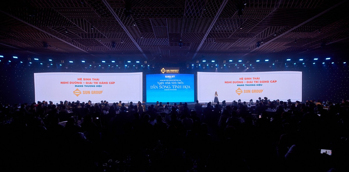 Nhà đầu tư lắng nghe chia sẻ chi tiết về quy hoạch tổng thể và lợi thế của Casa