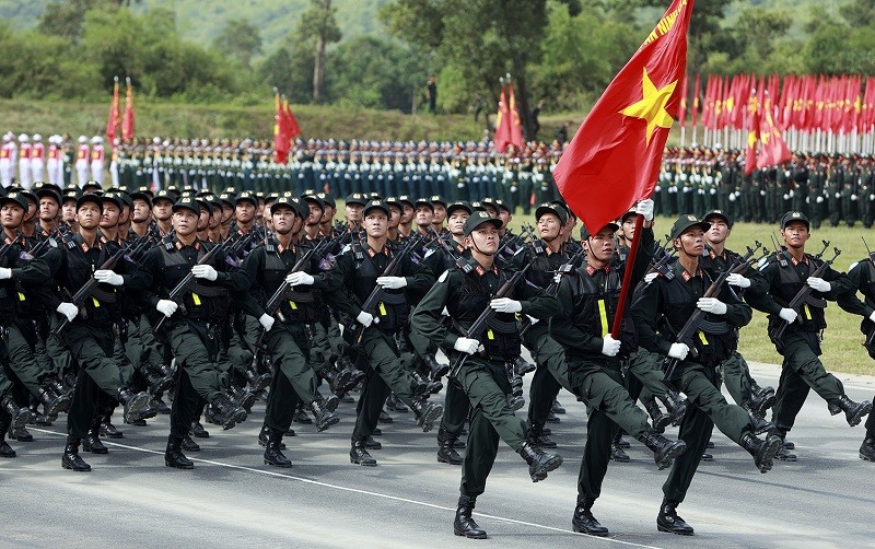 Gần 16.000 cán bộ, chiến sĩ thuộc các khối lực lượng vũ trang tham gia. Trong đó các khối đứng, khối xe chỉ huy - tổ quân kỳ, khối xe chỉ huy - tổ công an kỳ, 42 khối đi hợp luyện với 14 khối xe, pháo quân sự. Gần 16.000 cán bộ, chiến sĩ thuộc các khối lực lượng vũ trang tham gia. Trong đó các khối đứng, khối xe chỉ huy - tổ quân kỳ, khối xe chỉ huy - tổ công an kỳ, 42 khối đi hợp luyện với 14 khối xe, pháo quân sự.