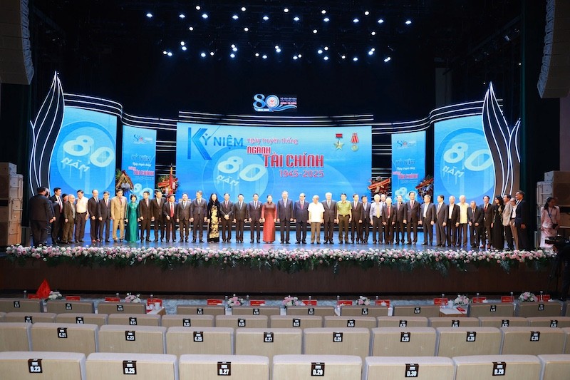 Tổng Bí thư Tô Lâm cùng các đại biểu chụp ảnh lưu niệm.