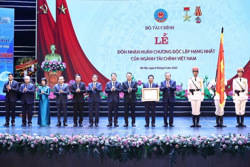Tổng Bí thư Tô Lâm trao Huân chương Độc lập hạng Nhất cho Bộ Tài chính. Ảnh: Đức Thanh