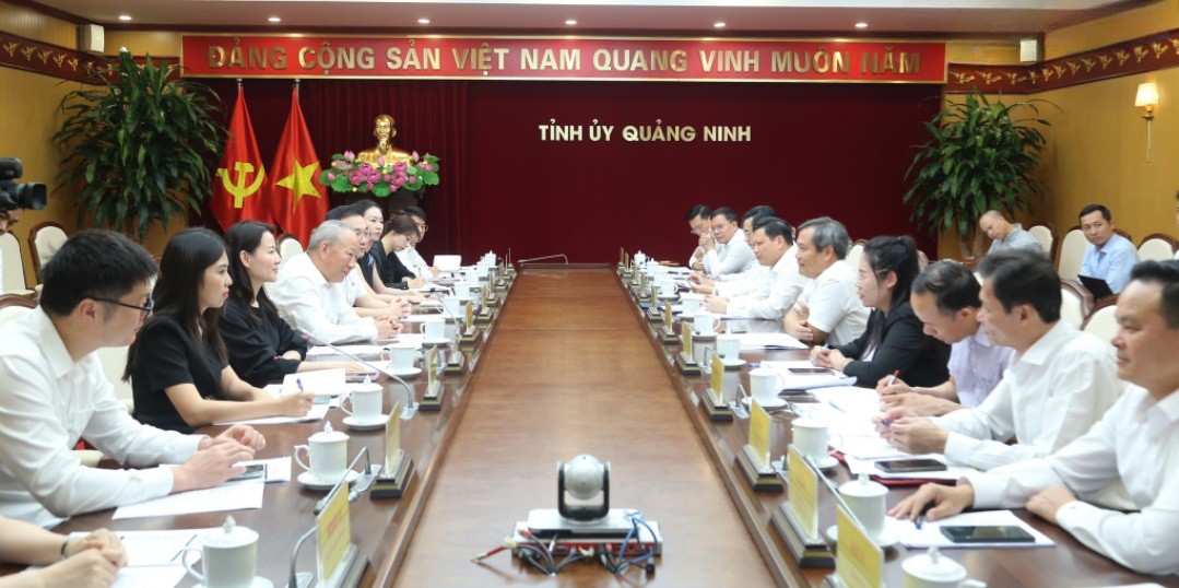 Ông Vũ Đại Thắng, Bí thư Tỉnh ủy Quảng Ninh làm việc với Tập đoàn Xây dựng Thái Bình Dương (Trung Quốc) về dự án đầu tư tại Quảng Ninh. Ảnh: QMG