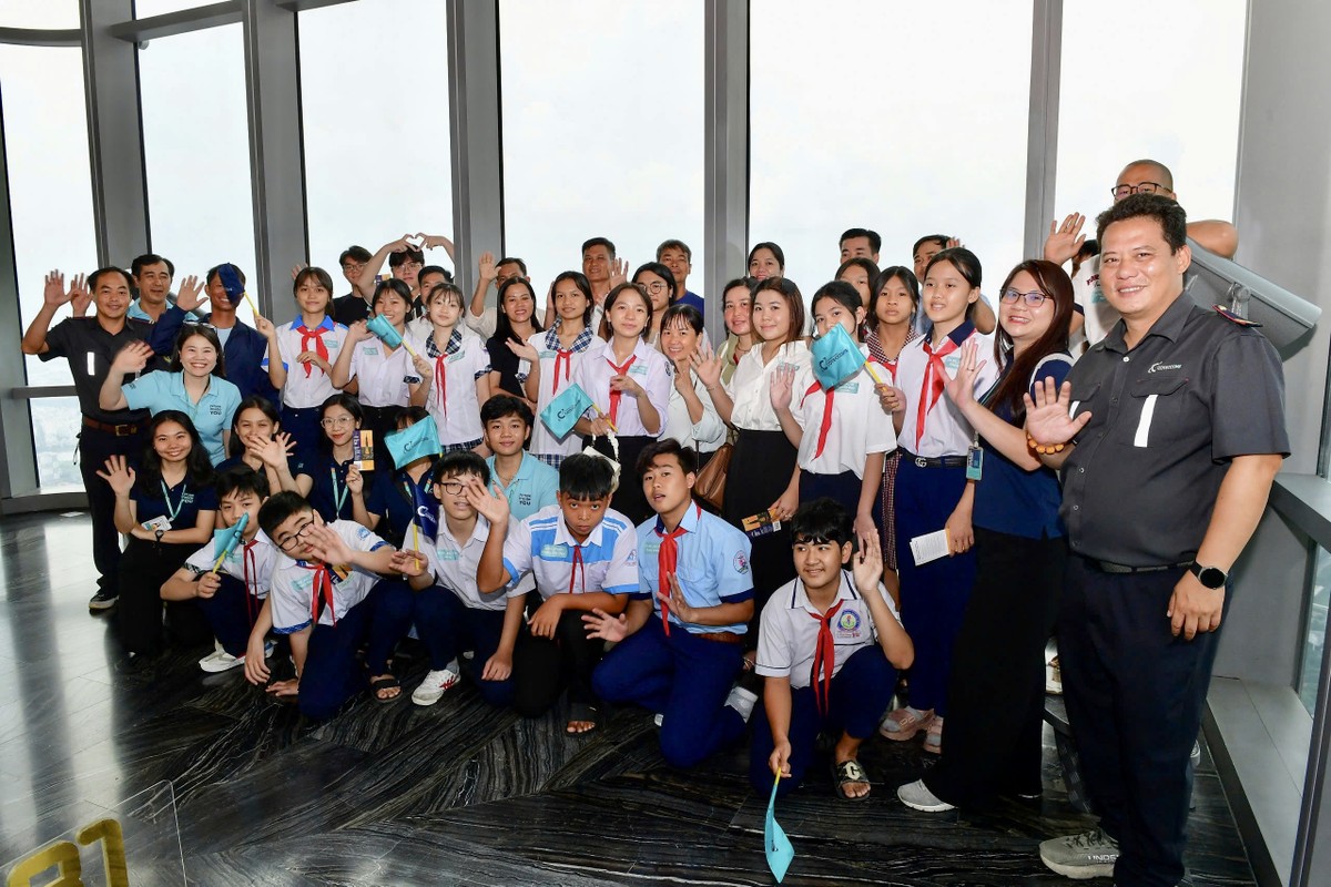 Con em công nhân tham quan Toà quan sát Landmark 81