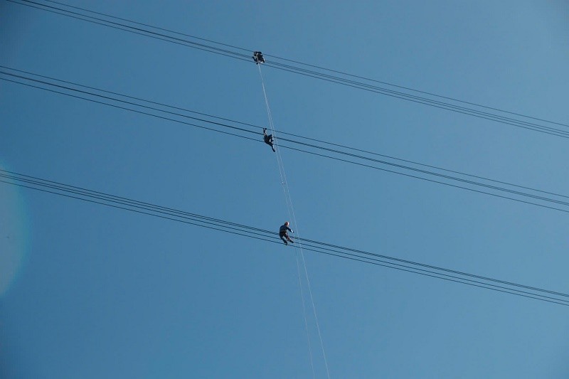 Công nhân làm việc trên cao tại Dự án đường dây 500 kV Lào Cai - Vĩnh Yên.