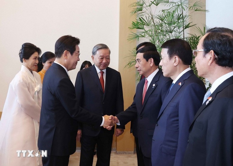 Tổng Bí thư Tô Lâm giới thiệu với Tổng thống Hàn Quốc Lee Jae Myung về các thành viên đoàn chính thức của Việt Nam - Ảnh: TTXVN