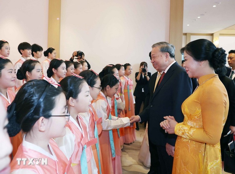 Thiếu nhi Hàn Quốc đã hát chào mừng Tổng Bí thư và Phu nhân cùng Đoàn đại biểu cấp cao Việt Nam - Ảnh: TTXVN