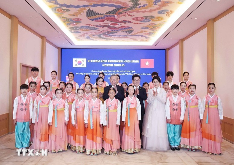 Tổng thống Hàn Quốc Lee Jae Myung và Phu nhân, Tổng Bí thư Tô Lâm và Phu nhân chụp ảnh cùng các cháu thiếu nhi Hàn Quốc - Ảnh: TTXVN