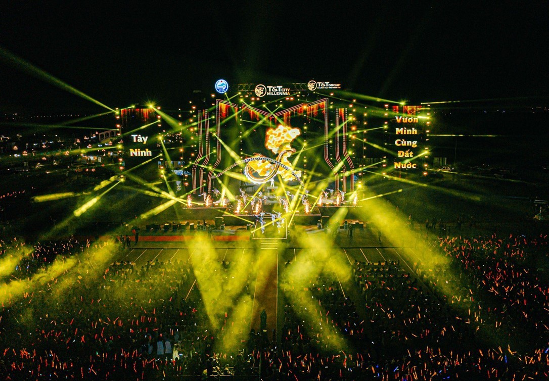 Hàng chục nghìn khán giả Tây Ninh đã cháy hết mình trong Đại nhạc hội Khơi mạch nguồn Di sản - Vững bước Kỷ nguyên mới.