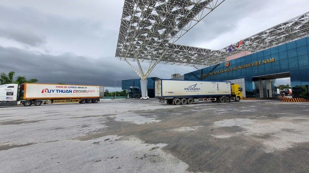 Xuất khẩu hàng hoá tại KKT Cửa khẩu Móng Cái. Ảnh: Thanh Tân