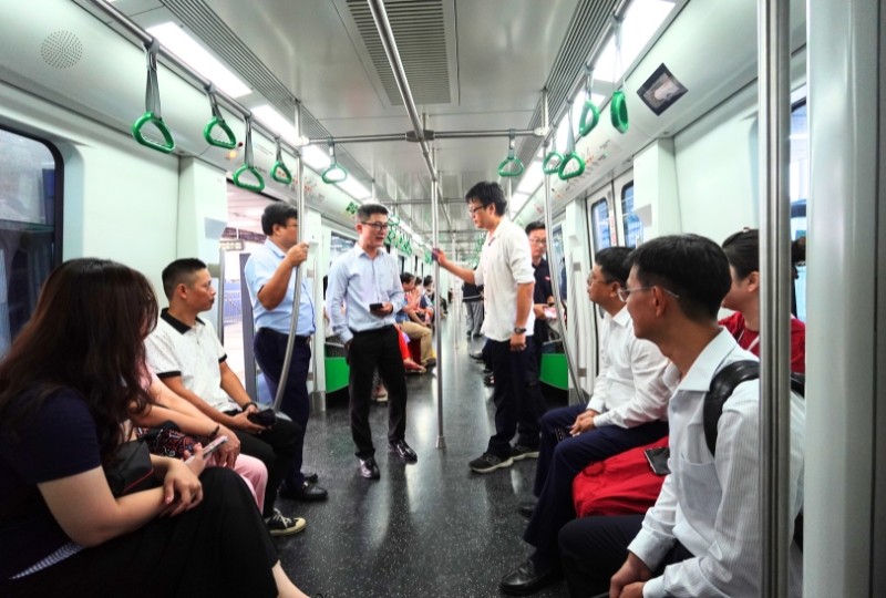 Các đại biểu trải nghiệm tuyến metro 2A. Ảnh: Hồ Hạ.