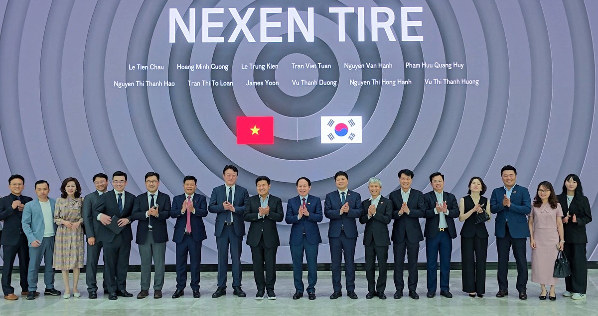 Đoàn công tác của thành phố Hải Phòng chụp ảnh lưu niệm sau buổi làm việc với Tập đoàn Nexen tại Hàn Quốc. Ảnh: HEZA