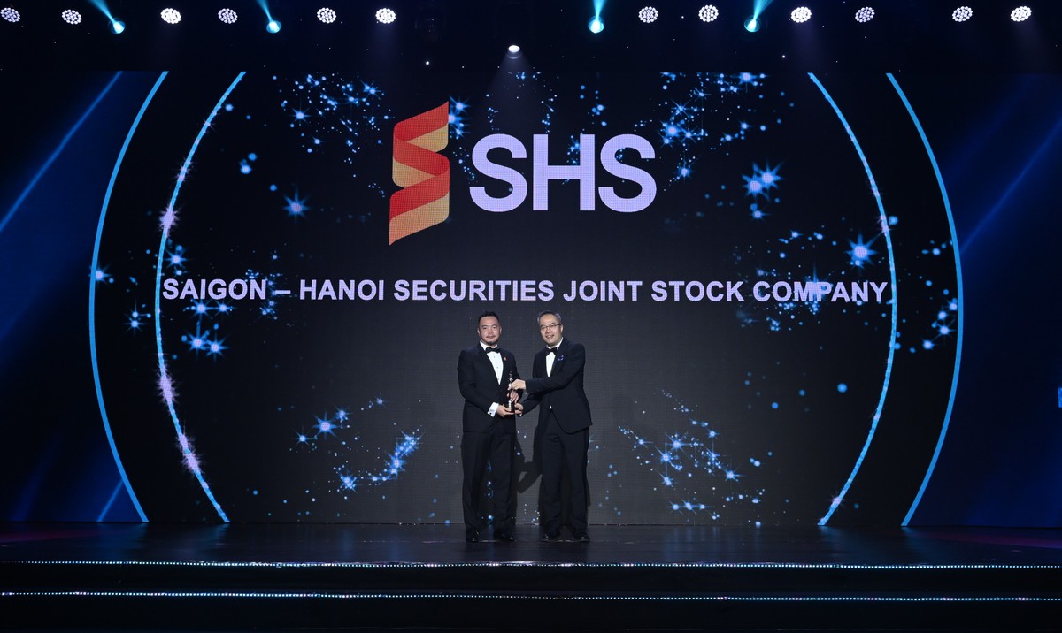 Ông Nguyễn Chí Thành – Thành viên HĐQT, Tổng Giám đốc SHS đại diện doanh nghiệp nhận giải thưởng “Nơi làm việc tốt nhất Châu Á 2025”