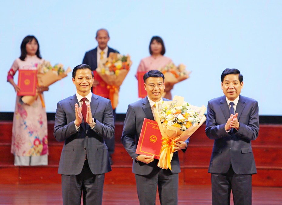 Lãnh đạo tỉnh Bắc Ninh trao chứng nhận đầu tư cho đại diện doanh nghiệp tại Hội nghị xúc tiến đầu tư.