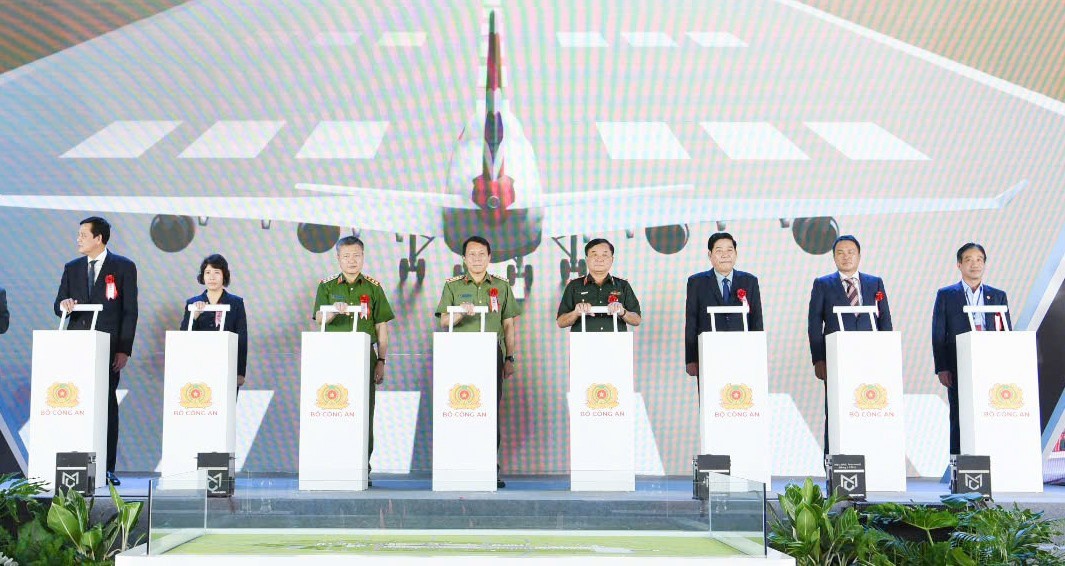 Bộ trưởng Bộ Công an và các đại biểu nhấn nút khởi công dự án xây dựng sân bay Gia Bình tại tỉnh Bắc Ninh. Bộ trưởng Bộ Công an và các đại biểu nhấn nút khởi công dự án xây dựng sân bay Gia Bình tại tỉnh Bắc Ninh.
