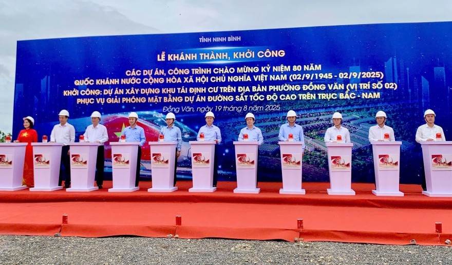 Phó Thủ tướng Trần Hồng Hà và các đại biểu bấm nút khởi công Dự án