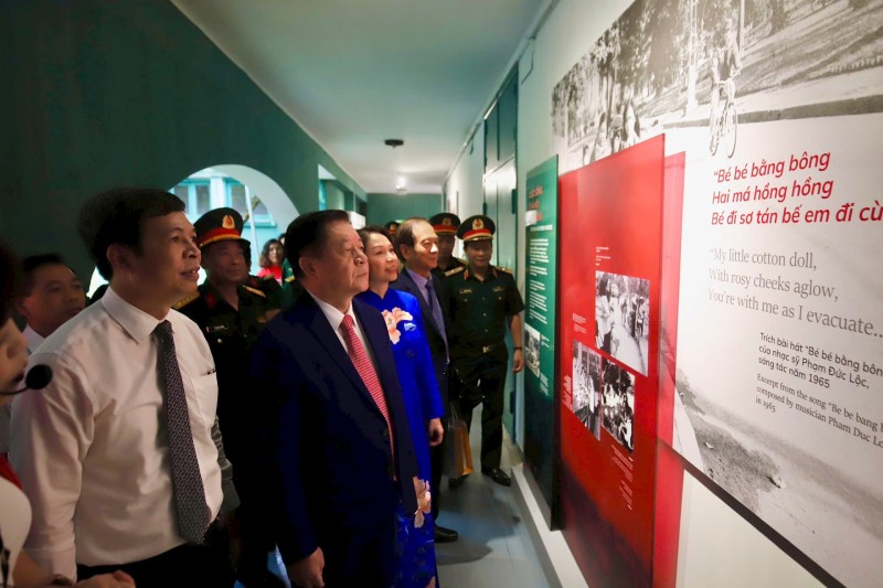 Các đại biểu tham quan trưng bày. Ảnh: N.Khánh.