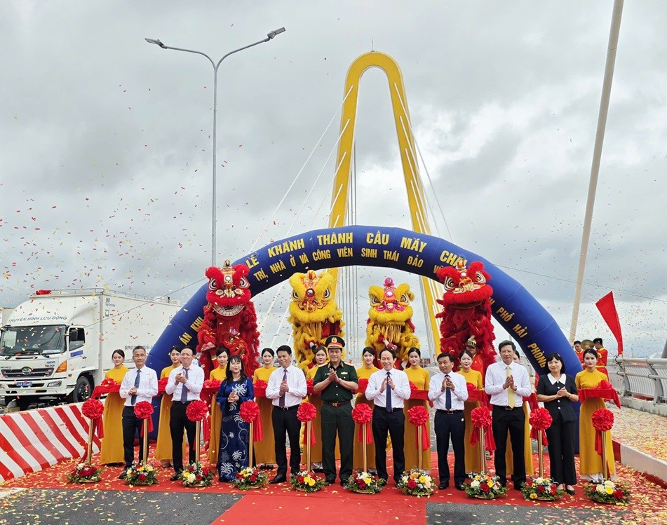 Khánh thành công trình xây dựng cầu Máy Chai (cầu Hoàng Gia) và đường dẫn hai bên đầu cầu thuộc Dự án Khu vui chơi giải trí, nhà ở và công viên sinh thái đảo Vũ Yên (Vinhomes Royal Island) – Hải Phòng. Ảnh: Thanh Sơn