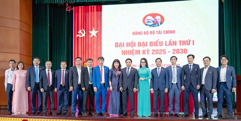 Đồng chí Nguyễn Văn Thắng (thứ 7 từ phải sang) cùng các đại biểu tham dự phiên trù bị. Ảnh: Mạnh Tuấn