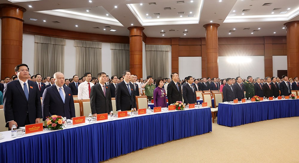 Các đại biểu tham dự Đại hội thực hiện nghi lễ chào cờ. Ảnh: Đức Thanh